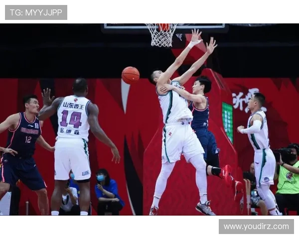 斯潘塞突破防线强攻篮下 一打二完成精彩上篮得分