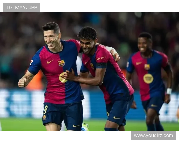 巴萨重返诺坎普进行公开训练球员教练齐聚合影留念展现团队精神